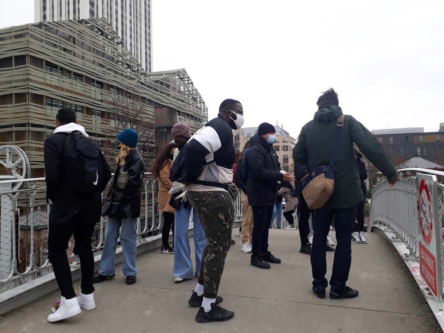 Groupe d'étudiants sur le pont de la rue de Crimée le 5 mars 2021 @ Judith Mayer