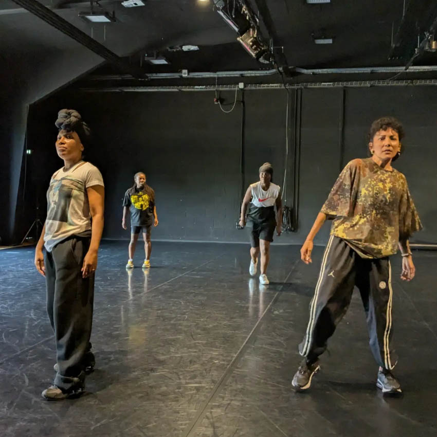 En résidence de création au Centre chorégraphique de Rennes avec des danseuses hip hop